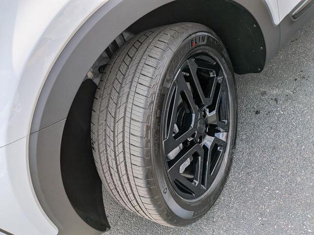Photo of 2025 Glacial White Pearl Kia Telluride