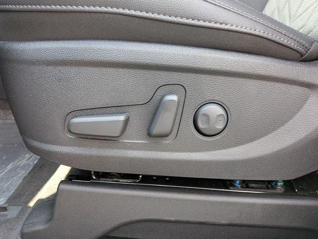 Photo of 2025 Glacial White Pearl Kia Telluride