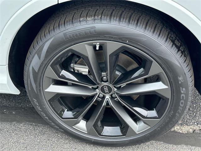 Photo of 2025 Glacier White Audi Q7