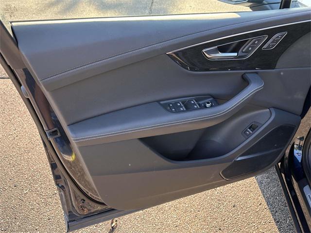 Photo of 2025 Waitomo Blue Metallic Audi Q7