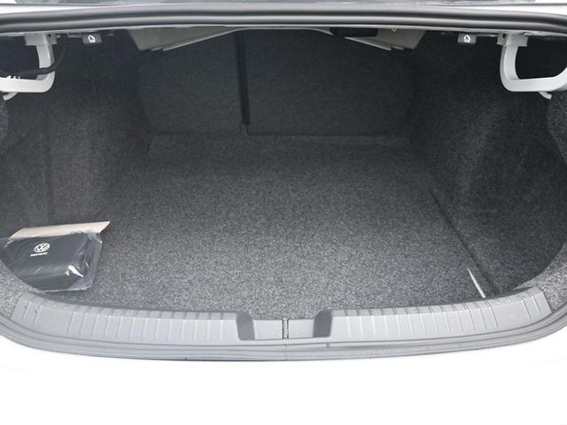 Photo of 2025 Opal White Pearl Effect Volkswagen Jetta