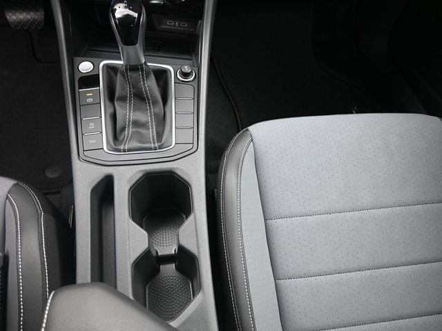 Photo of 2025 Opal White Pearl Effect Volkswagen Jetta