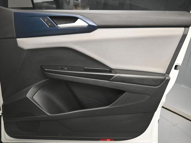 Photo of 2022 Pure White Volkswagen Taos
