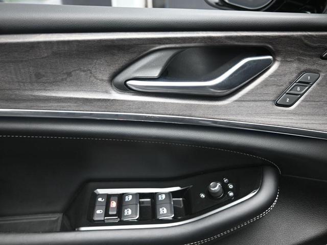 Photo of 2021 Metallic Jeep Grand Cherokee L