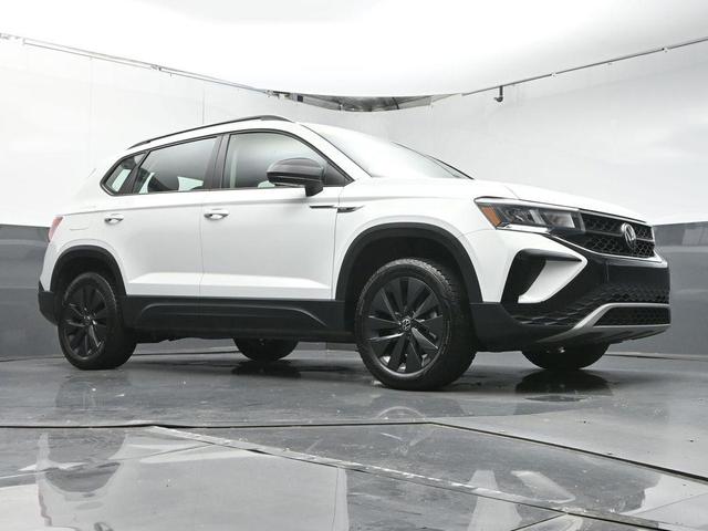 Photo of 2024 Pure White Volkswagen Taos
