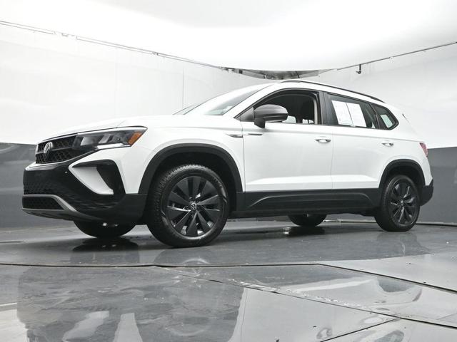Photo of 2024 Pure White Volkswagen Taos