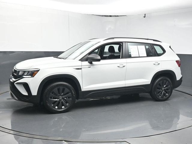 Photo of 2024 Pure White Volkswagen Taos