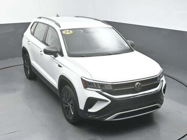 Photo of 2024 Pure White Volkswagen Taos