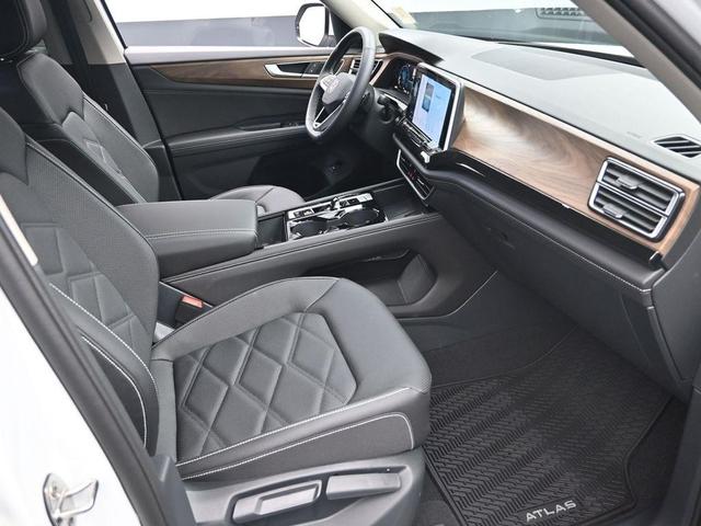 Photo of 2025 Pure White Volkswagen Atlas