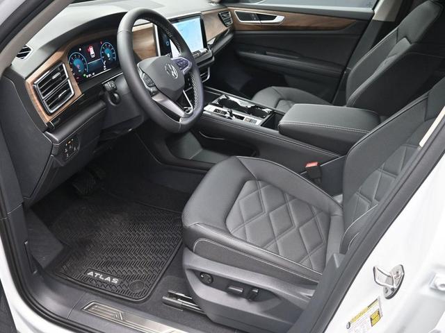 Photo of 2025 Pure White Volkswagen Atlas