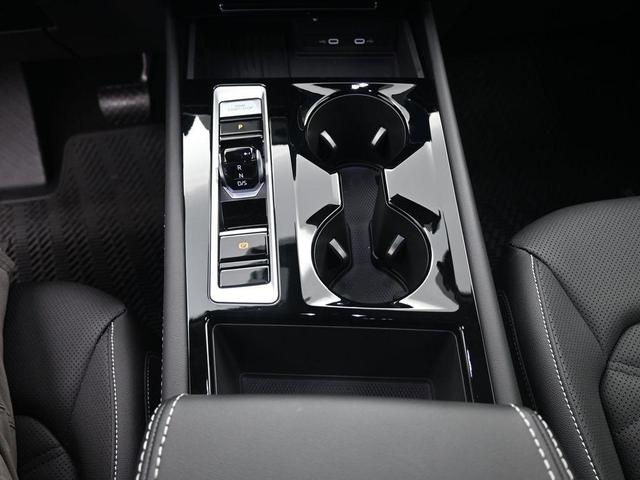 Photo of 2025 Pure White Volkswagen Atlas