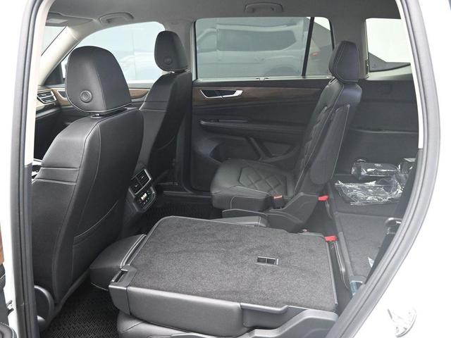 Photo of 2025 Pure White Volkswagen Atlas
