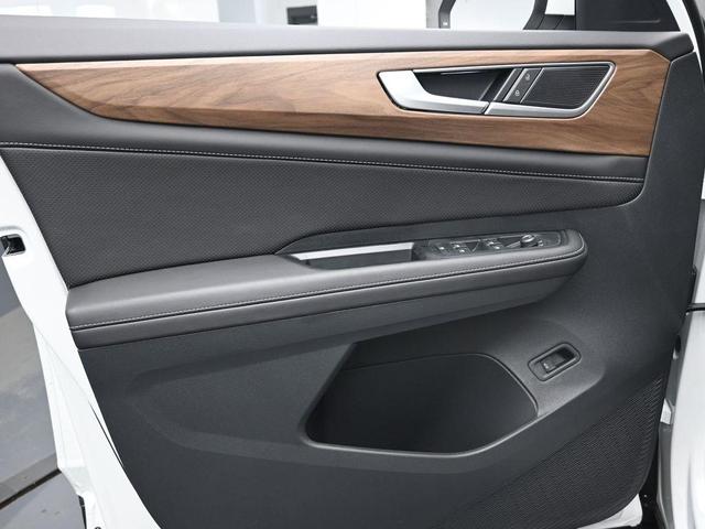 Photo of 2025 Pure White Volkswagen Atlas