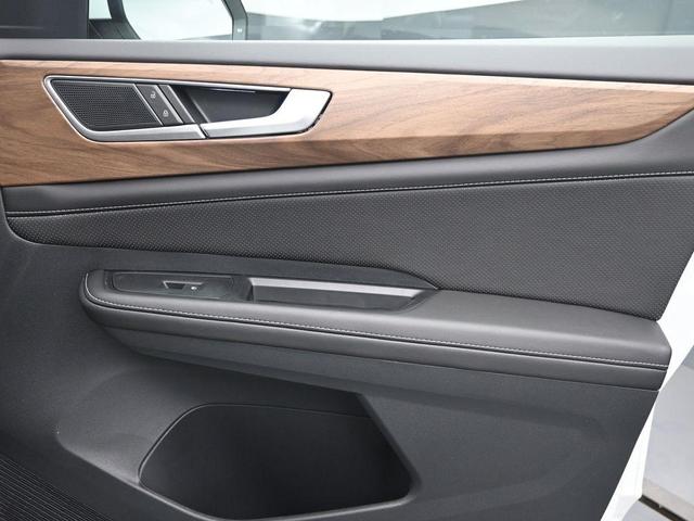 Photo of 2025 Pure White Volkswagen Atlas