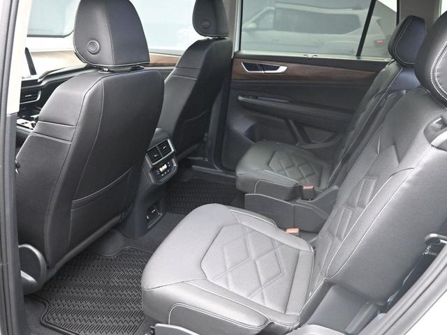 Photo of 2025 Pure White Volkswagen Atlas