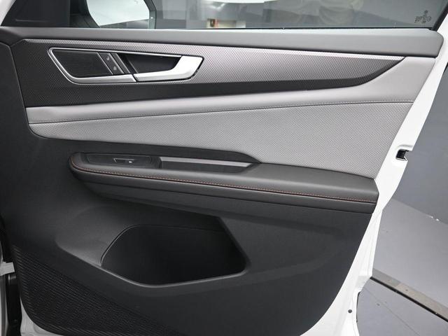 Photo of 2025 Pure White Volkswagen Atlas