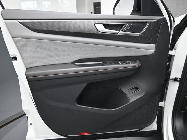 Photo of 2025 Pure White Volkswagen Atlas