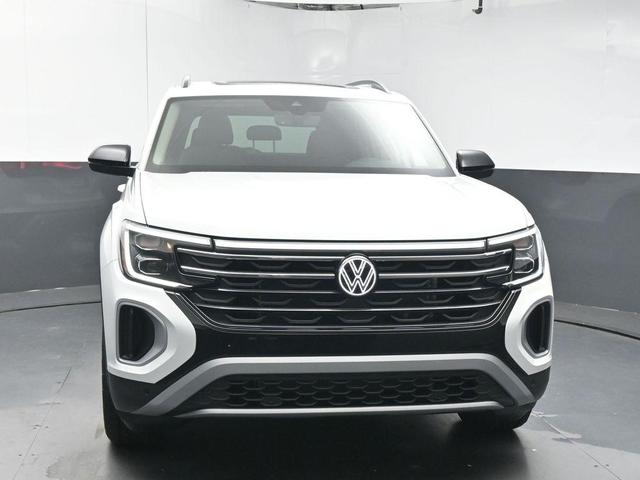 Photo of 2025 Pure White Volkswagen Atlas