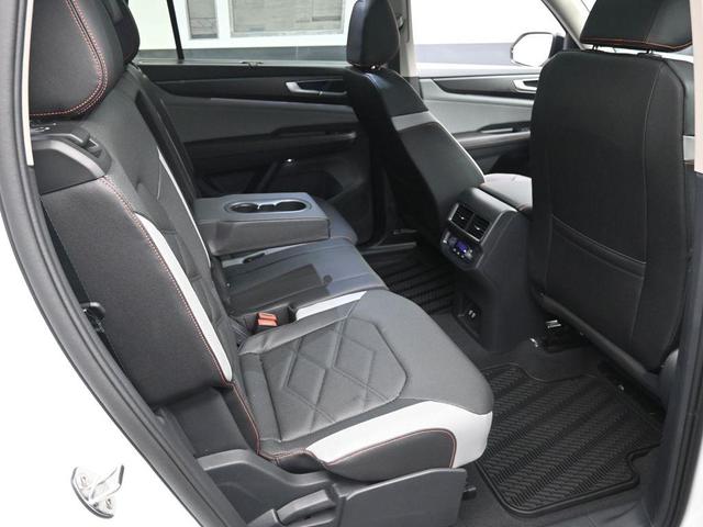Photo of 2025 Pure White Volkswagen Atlas