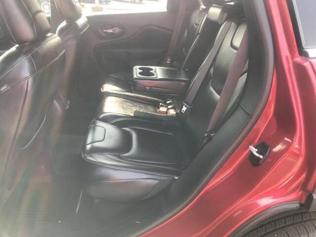 Photo of 2015 Burgundy Jeep Cherokee