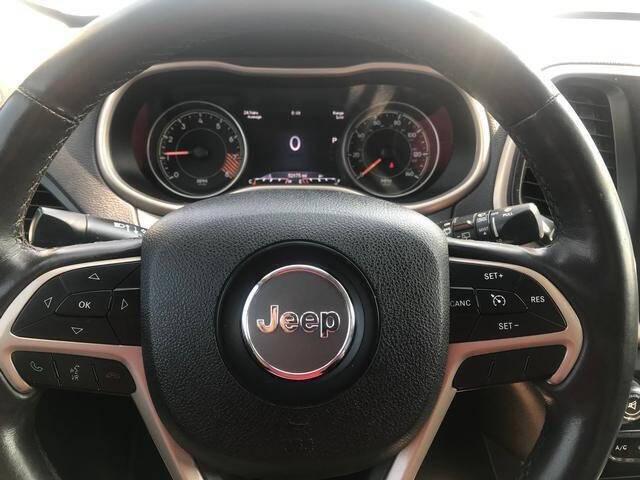 Photo of 2015 Burgundy Jeep Cherokee