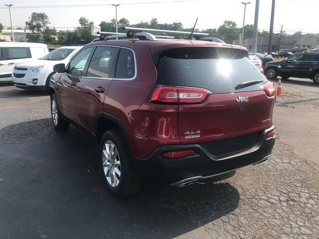 Photo of 2015 Burgundy Jeep Cherokee