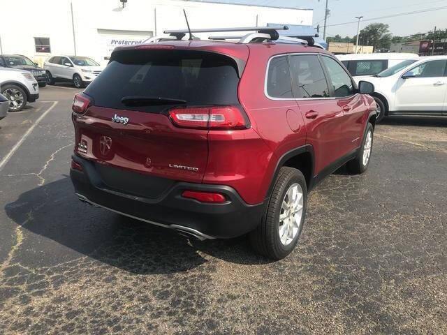 Photo of 2015 Burgundy Jeep Cherokee