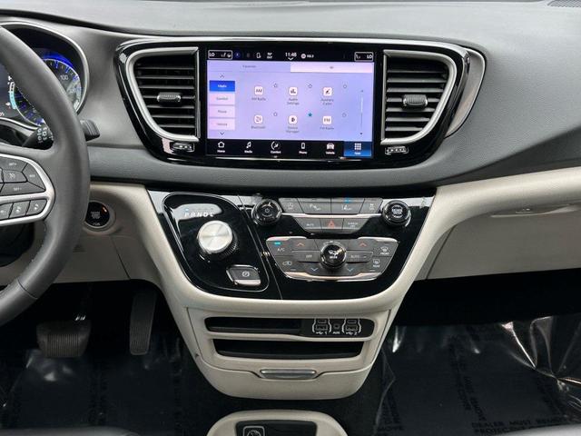 Photo of 2023 Brilliant Black Crystal Pearlcoat Chrysler Pacifica
