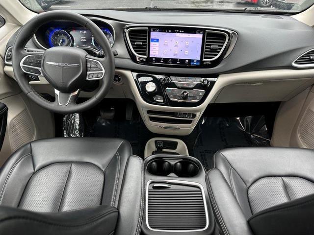 Photo of 2023 Brilliant Black Crystal Pearlcoat Chrysler Pacifica