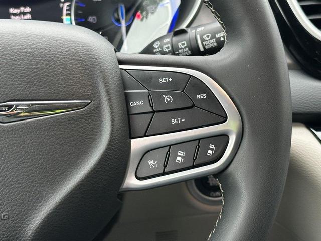 Photo of 2023 Brilliant Black Crystal Pearlcoat Chrysler Pacifica