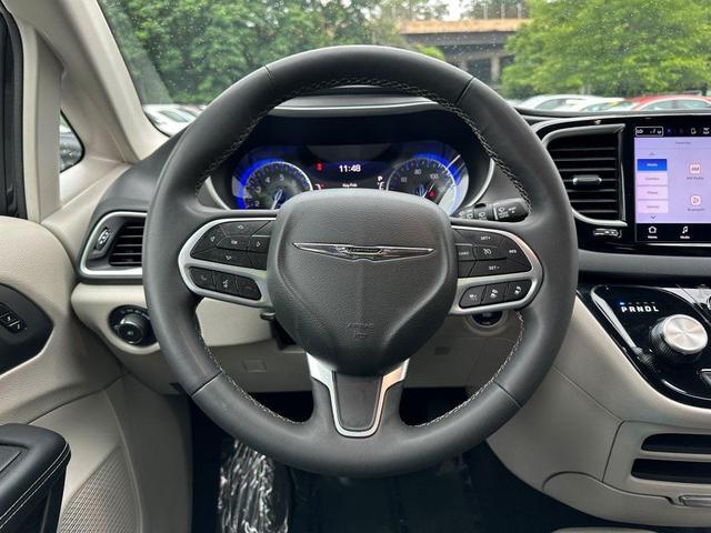 Photo of 2023 Brilliant Black Crystal Pearlcoat Chrysler Pacifica