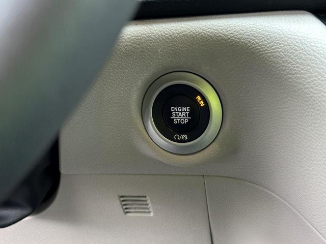 Photo of 2023 Brilliant Black Crystal Pearlcoat Chrysler Pacifica