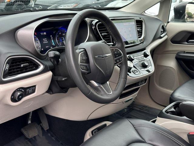 Photo of 2023 Brilliant Black Crystal Pearlcoat Chrysler Pacifica