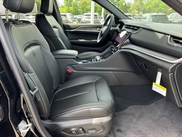 Photo of 2025 Diamond Black Crystal Pearlcoat Jeep Grand Cherokee L