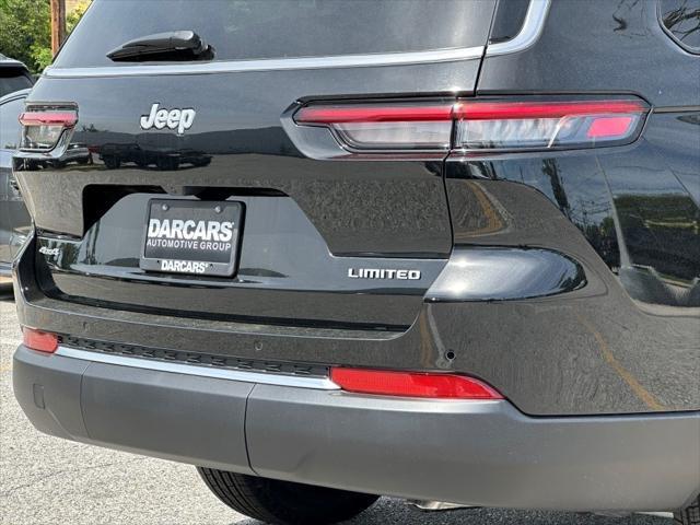 Photo of 2025 Diamond Black Crystal Pearlcoat Jeep Grand Cherokee L