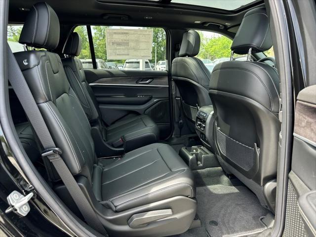Photo of 2025 Diamond Black Crystal Pearlcoat Jeep Grand Cherokee L