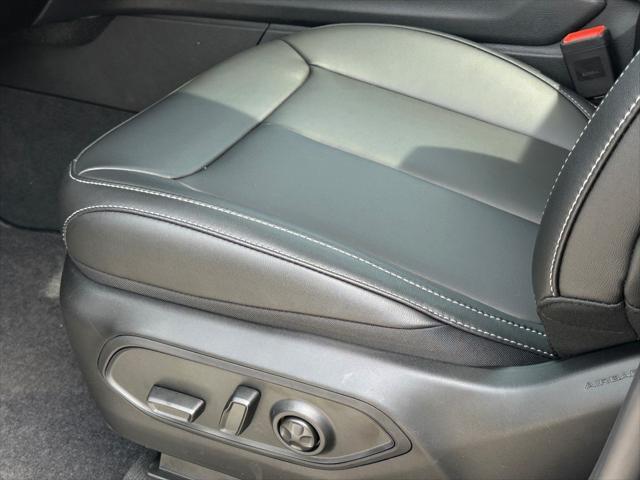 Photo of 2025 Diamond Black Crystal Pearlcoat Jeep Grand Cherokee L