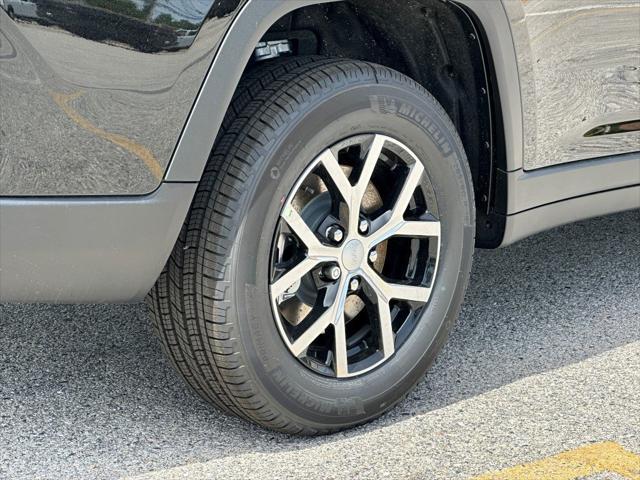 Photo of 2025 Diamond Black Crystal Pearlcoat Jeep Grand Cherokee L