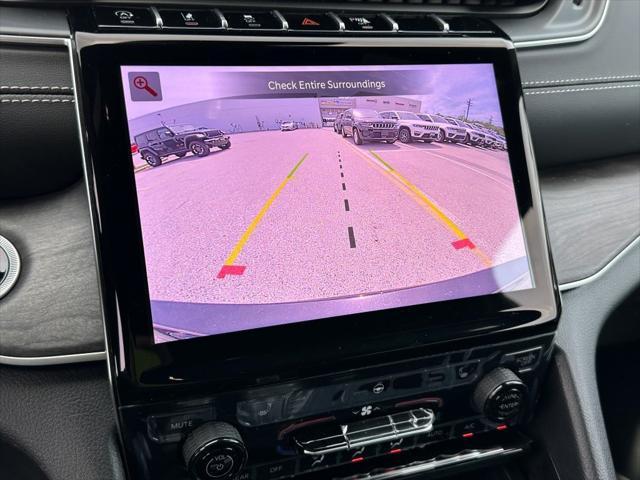 Photo of 2025 Diamond Black Crystal Pearlcoat Jeep Grand Cherokee L