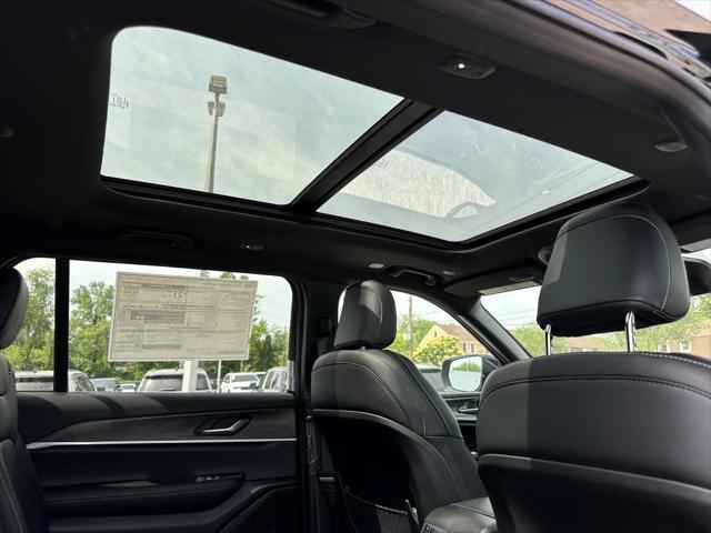 Photo of 2025 Diamond Black Crystal Pearlcoat Jeep Grand Cherokee L