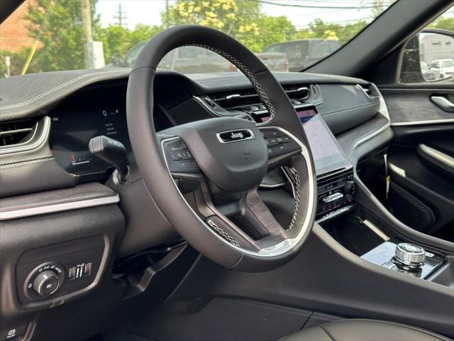 Photo of 2025 Diamond Black Crystal Pearlcoat Jeep Grand Cherokee L