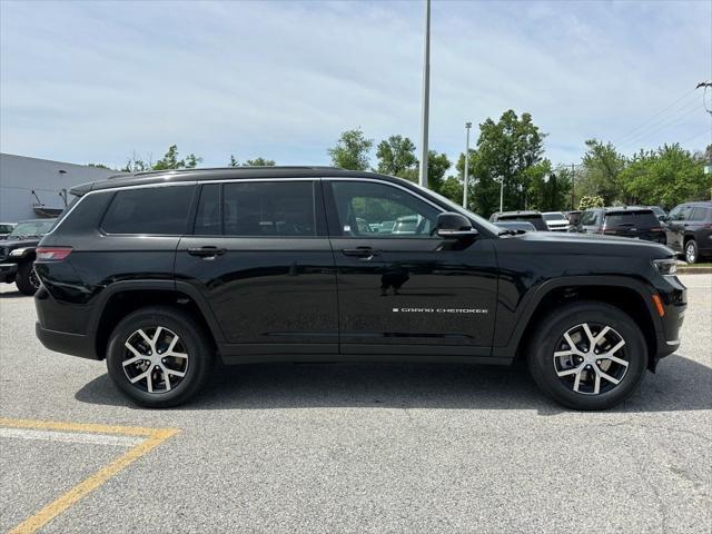 Photo of 2025 Diamond Black Crystal Pearlcoat Jeep Grand Cherokee L