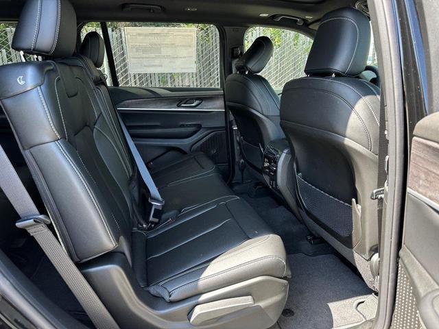 Photo of 2025 Diamond Black Crystal Pearlcoat Jeep Grand Cherokee L