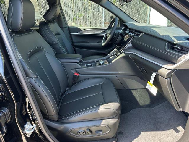 Photo of 2025 Diamond Black Crystal Pearlcoat Jeep Grand Cherokee L