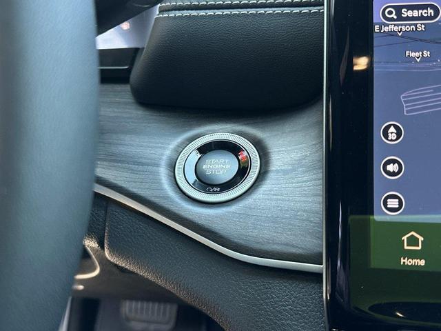 Photo of 2025 Diamond Black Crystal Pearlcoat Jeep Grand Cherokee L