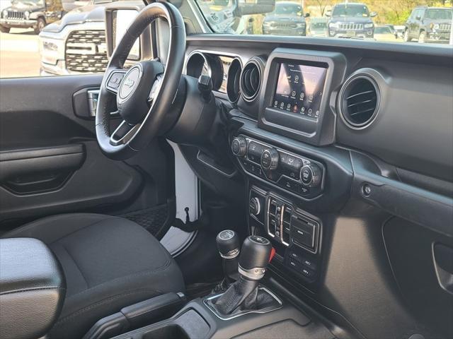 Photo of 2022 Bright White Clearcoat Jeep Gladiator