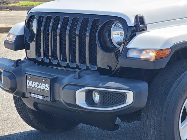 Photo of 2022 Bright White Clearcoat Jeep Gladiator
