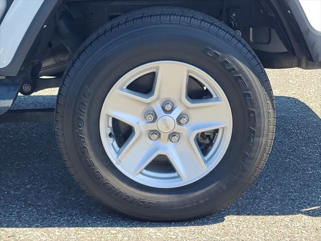 Photo of 2022 Bright White Clearcoat Jeep Gladiator