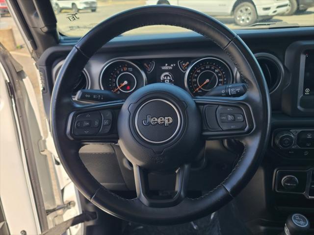 Photo of 2022 Bright White Clearcoat Jeep Gladiator