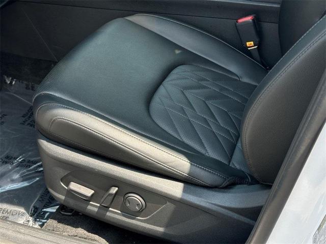 Photo of 2024 Glacier White Pearl/Ebony Black Roof Kia Sportage